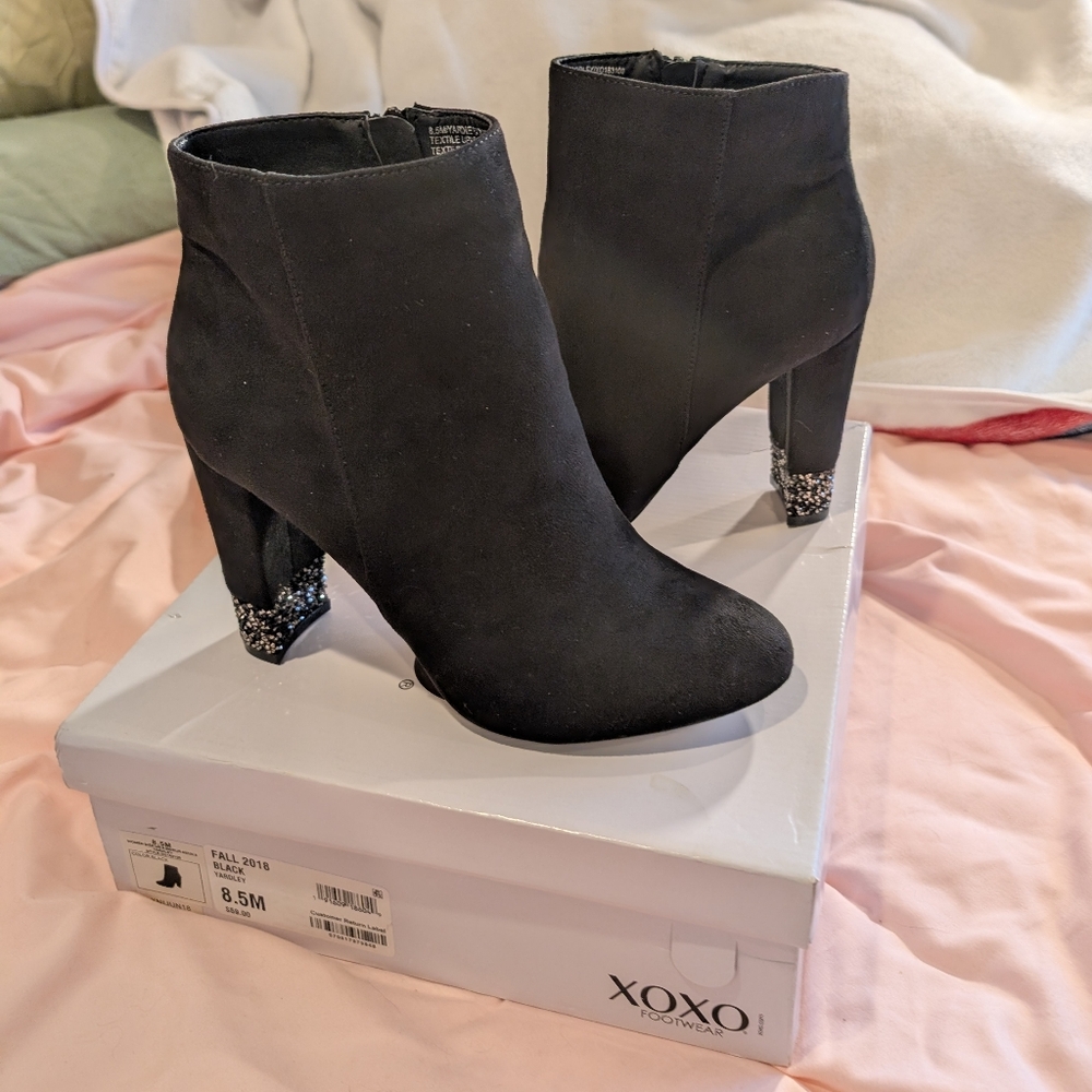BNIB ✨ Glittery Heeled Seude Booties ✨